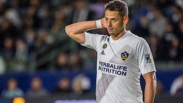 Chicharito Hernández is seeing limping in Los Angeles airport