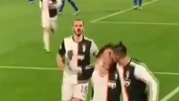 El accidental beso entre Cristiano y Dybala que se ha hecho viral