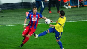 Pedro León ante el Cádiz.