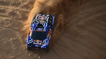 Ford Racing�s Spanish driver Carlos Sainz and Spanish co?pilot Lucas Cruz compete in the Stage 4, a Marathon stage, of the 48th edition of the Dakar Rally 2026, between Al-Ula and Al-Ula, Saudi Arabia, on January 7, 2026. (Photo by Giuseppe CACACE / AFP)