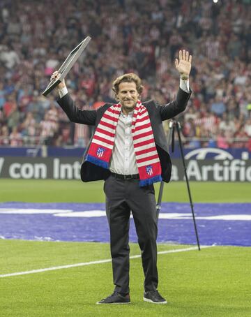 Homenaje a Diego Forlán antes del partido.