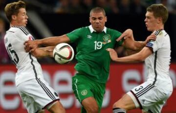 Matthias Ginter y Erik Durm durante el partido clasificatorio para la Eurocopa 2016 entre Alemania e Irlanda