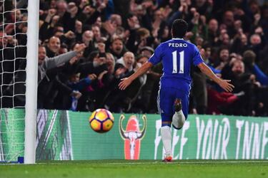 Hazard stars as Chelsea thrash Everton to go top of the league