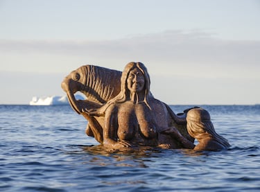 Madre del mar, Sassuma Arnaa, una figura legendaria de la cultura inuit. Escultura de Christian Rosing en el puerto colonial de Nuuk, la capital de Groenlandia