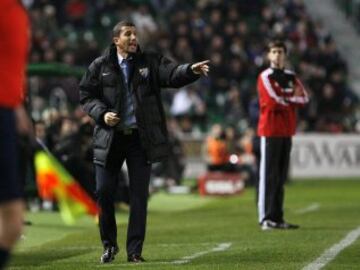 El entrenador del Málaga Javi Gracia da instrucciones a sus jugadores durante el partido de la decimosexta jornada de Liga de Primera División 