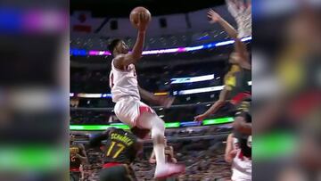 Jimmy Butler camina en el aire: ¡voló por encima de Schröder!