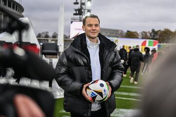 Berlin (Germany), 15/11/2023.- German national soccer team goalkeeper Manuel Neuer poses with the official match ball of the UEFA Euro 2024 during a special event in Berlin, Germany, 15 November 2023. Germany will host the UEFA Euro 2024 tournament from 14 June to 14 July 2024. (Alemania) EFE/EPA/FILIP SINGER