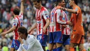 <b>POR BARRIOS. </b>Al final del partido, los jugadores del Sporting celebraron la victoria lograda en el Bernabéu, mientras Ramos, a su lado, se lamentaba en cuclillas.