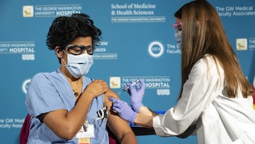 Washington (United States), 14/12/2020.- Dr. Sheetal Sheth (L) an OB-GYN and Medical Director for Labor and Delivery at George Washington University Hospital, is vaccinated for COVID-19 by nurse Lillian Wirpsza (R), (R), in Washington, DC, USA, 14 Decembe