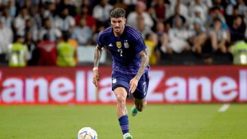 ABU DHABI, UNITED ARAB EMIRATES - NOVEMBER 16: Rodrigo de Paul of Argentina in action during the international friendly between United Arab Emirates and Argentina on November 16, 2022 in Abu Dhabi, United Arab Emirates. (Photo by Martin Dokoupil/Getty Images)