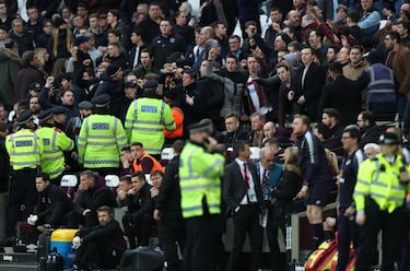 Tras la derrota de 0-3 ante el Burnley, seguidores de los Hammers ingresaron al campo para recriminar a sus jugadores.