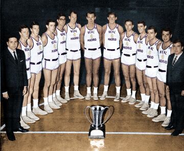 Pedro Ferrándiz posa con el mítico Real Madrid de baloncesto de Emiliano, Luyk, Sainz, San Martín... Que ganó la primera Copa de Europa en 1964. 

 