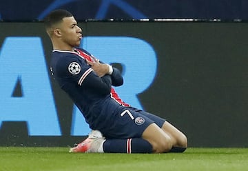 1-0. Kylian Mbappé celebró el primer gol que marcó de penalti.