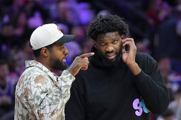 Paul George y Joel Embiid, jugadores de Philadelphia 76ers, vestidos de calle durante el partido ante Memphis Grizzlies, que no jugaron por lesión.