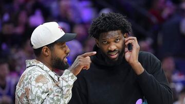 Paul George y Joel Embiid, jugadores de Philadelphia 76ers, vestidos de calle durante el partido ante Memphis Grizzlies, que no jugaron por lesión.