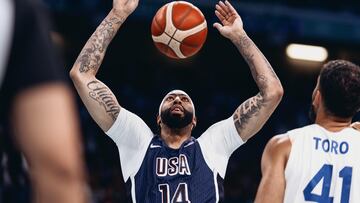Villeneuve-d'ascq (France), 03/08/2024.- Anthony Davis (C) of USA in action against Arnaldo Toro of Puerto Rico (R) during the Men Basketball Group C match between Puerto Rico and USA in the Paris 2024 Olympic Games, at the Pierre Mauroy Stadium in Villeneuve-d'Ascq, France, 03 August 2024. (Baloncesto, Francia) EFE/EPA/ALEX PLAVEVSKI