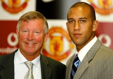 Tim Howard, posando junto a Alex Ferguson, el día de su fichaje por el Manchester United procedente del New York/New Jersey MetroStar, en julio de 2003.