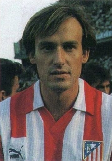 Jugó con el Atlético de Madrid la temporada 1991-92.