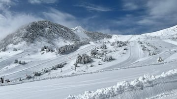 Una estación de esquí y montaña del grupo Ferrocarrils de la Generalitat de Catalunya, totalmente nevada, durante la temporada 2021-2022.