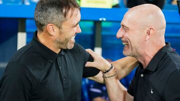 VITORIA, 16/08/2025.- El entrenador del Alavés Eduardo Coudet (i) saluda a Julián Calero, entrenador del Levante, en el partido de la primera jornada de LaLiga de fútbol que Deportivo Alavés y Levante UD disputan este sábado en Mendizorroza. EFE/ L. Rico