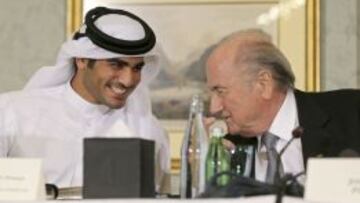 Joseph Blatter y Hassan al-Thawadi, secretario general del comit&eacute; de organizaci&oacute;n de la Copa del Mundo de Qatar 2022. 