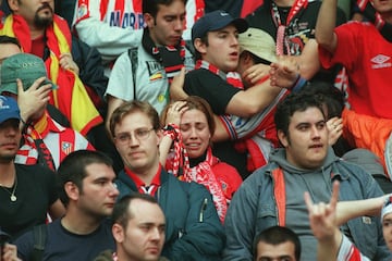 El 7 de mayo de 2000, el club consumó su descenso a la Segunda División tras empatar contra el Real Oviedo y sufrir ese año una intervención judicial. En la imagen Luque anima a su compañero Hasselbaink, momentos antes de que éste fallara un penalty, lo que impidió a los madrileños conseguir la victoria y supuso el descenso.
El Atlético logró retornar a Primera División el 28 de abril de 2002 con un equipo dirigido por Luis Aragonés. Este período se conoce como los años en el infierno, debido a una campaña de captación de socios lanzada por el club. El club finalizó la temporada como campeón de Segunda División.