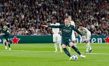 1-2. Haaland lanza desde los once metros y engaña Courtois. El noruego tira al lado izquierdo del portero belga y éste se vence al otro costado.