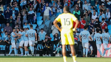 Barry mira como celebra uno de los goles el Celta.