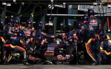 Carlos Sainz, de la Scuderia Toro Rosso durante una parada en boxes 