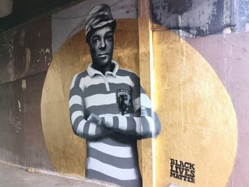 Mural de Andrew Watson en Glasgow frente a otro de Pelé.