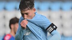 Raúl Blanco besa el escudo en la celebración de un gol anotado esta temporada con el Celta Fortuna.