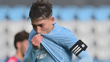 Ra¨²l Blanco besa el escudo en la celebraci¨®n de un gol anotado esta temporada con el Celta Fortuna.