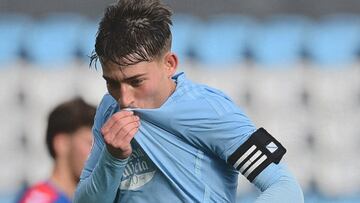 Raúl Blanco besa el escudo en la celebración de un gol anotado esta temporada con el Celta Fortuna.