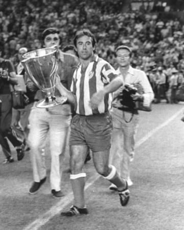 En junio de 1959 el Atlético de Madrid disputó en Badajoz un torneo amistoso, y días después, fichaba por el club rojiblanco. Permanecería hasta 1976, disputando un total de 585 partidos oficiales (401 en Liga) y marcó 113 goles (73 en Liga). Aún hoy es el jugador que más partidos ha vestido la camiseta del Atleti en toda la historia. En su palmarés cuenta con tres títulos de Liga, cinco de Copa, una Recopa de Europa (1962), primer título internacional del Atlético de Madrid, y una Copa Intercontinental (1975). Tras retirarse del fútbol, militó en el Inter Fútbol Sala con el que consiguió ganar el primer torneo oficial organizado por la Federación Española de Fútbol en esta modalidad.