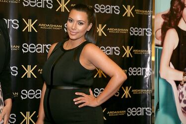 Kim Kardashian posa en la alfombra roja de Sears para promocionar la Colección Kardashian Primavera 2013 el 4 de mayo de 2013 en Houston, Texas.