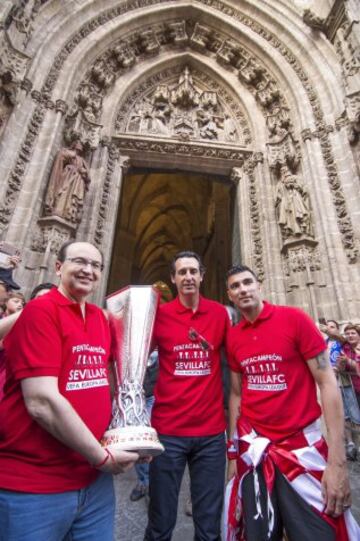 El presidente del Sevilla, José Castro Carmona, junto al entrenador, Unai Emery, y el capitán José Antonio Reyes, posan con el trofeo durante la ofrenda del título a la Virgen de los Reyes, patrona de la Archidiócesis, dentro del paseo triunfal que ha realizado el equipo esta tarde para festejar su quinta Liga Europa conseguida el pasado miércoles en Basilea (Suiza)