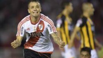 Andr&eacute;s D&#039;Alessandro celebra el primer gol de River Plate en la goleada de los millonarios ante The Strongest por 6-0 en la Copa Libertadores.