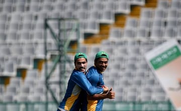 Pakistan's Rashid Latif (right) and Mohammad Amir (left) in training today.