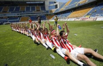 Los jugadores del Bilbao Athletic B celebran el ascenso a Segunda. 