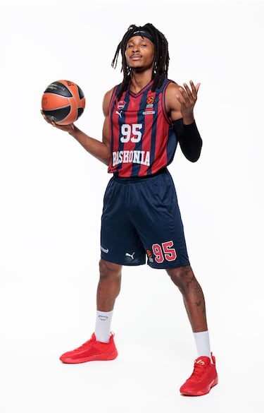 En 2021, Moneke (27 años y 1,96) aterrizó en el Baxi Manresa, con el que jugó la final de la Champions y fue elegido MVP de la competición europea. Su gran temporada le abrió las puertas de la NBA. Firmó con Sacramento Kings por dos años, pero unos meses después, el 5 de enero de 2023, despertó de su sueño americano: había jugado sólo dos partidos. Moneke se comprometió con el AS Mónaco, con el que ganó la Liga francesa y disputó la Final Four de la Euroliga, pero su estancia en el Principado tampoco duró, porque no llegó a convencer a Sasa Obradovic, técnico del Mónaco. Ahora llega al Baskonia con ganas de comerse el mundo: "Soy un monstruo y tengo que demostrarlo". 