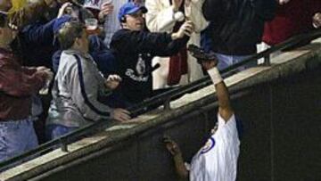 Steve Bartman se cruza en el camino de Mois&eacute;s Alou y entra en la historia de desgracias de los Chicago Cubs.