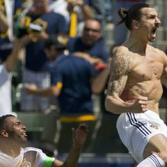 Zlatan le gana a Vela el premio a mejor fichaje del año