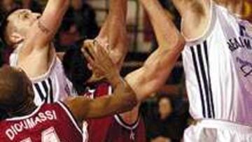 LUCHA SIN CUARTEL. El Caja San Fernando fue superior bajo tableros, con encestes tan meritorios como el de Joey Beard (num. 5).