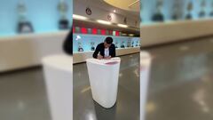 Momento en que Alexis Vega firma su renovación de contrato con las Chivas