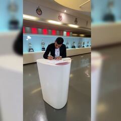 Momento en que Alexis Vega firma su renovación con Chivas