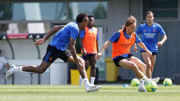 Modric y Militao, durante el último entrenamiento del Madrid antes de enfrentarse al Betis.