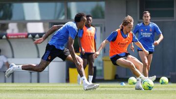 Modric y Militao, durante el &uacute;ltimo entrenamiento del Madrid antes de enfrentarse al Betis.