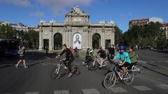 Vista de la Puerta de Alcal&aacute; con un cresp&oacute;n junto a la gente haciendo deporte.