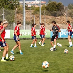 España golea a un joven Tacon