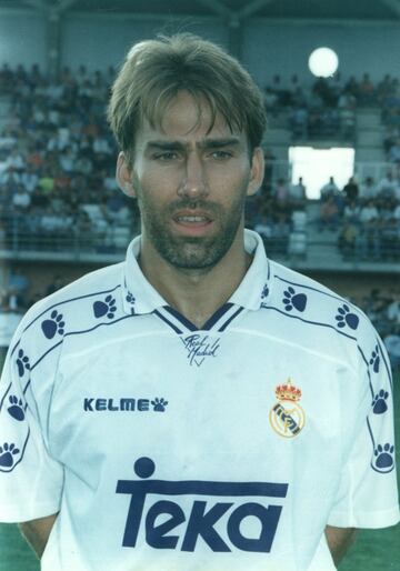 Teka patrocin¨® durante ocho a?os al Real Madrid desde 1992. Convivi¨® con Hummel, Kelme y Adidas. Con Kelme se consigui¨® la S¨¦ptima. Kelme, la marca alicantina supli¨® a la marca germano-danesa. La marca deportiva dej¨® una especie de cenefa desde los hombros hasta el final de las mangas, en las que iba insertada el logotipo de la empresa mediterr¨¢nea.
